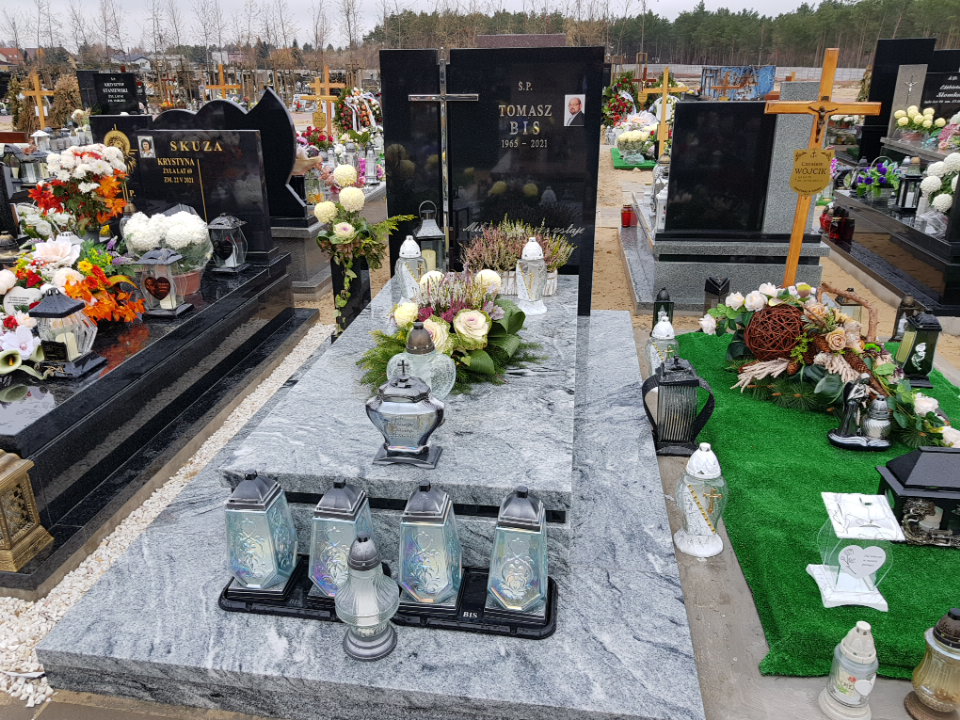 Grób Tomasz Bis